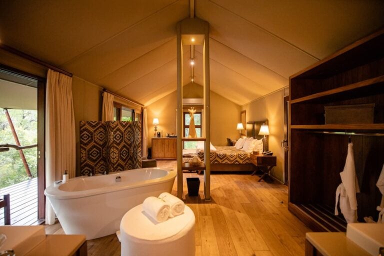 4 Day Kapama Buffalo Camp Fly-In Safari from Cape Town